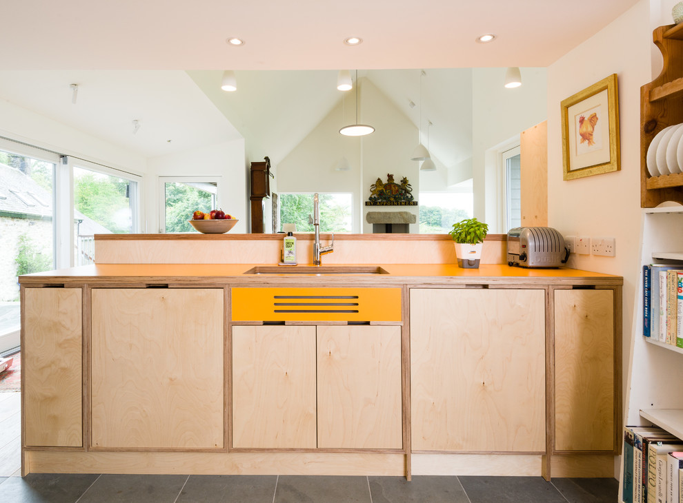 Idée de décoration pour une cuisine ouverte encastrable nordique en L et bois clair de taille moyenne avec un plan de travail en bois, une crédence blanche, une crédence en feuille de verre et une péninsule.