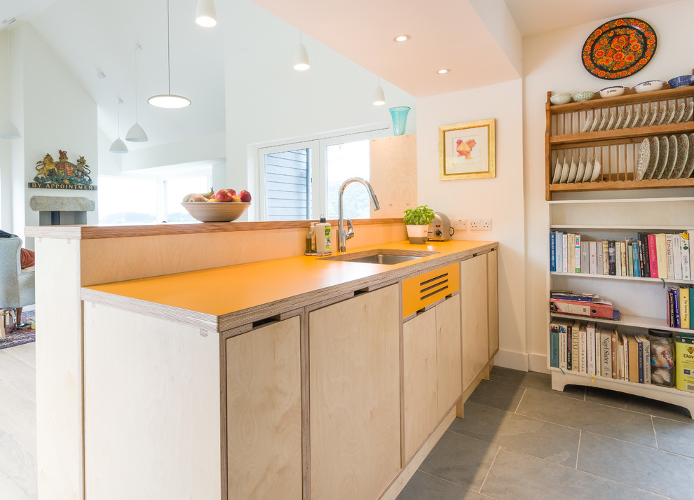 Idées déco pour une cuisine ouverte encastrable scandinave en L et bois clair de taille moyenne avec un plan de travail en bois, une crédence blanche, une crédence en feuille de verre et une péninsule.