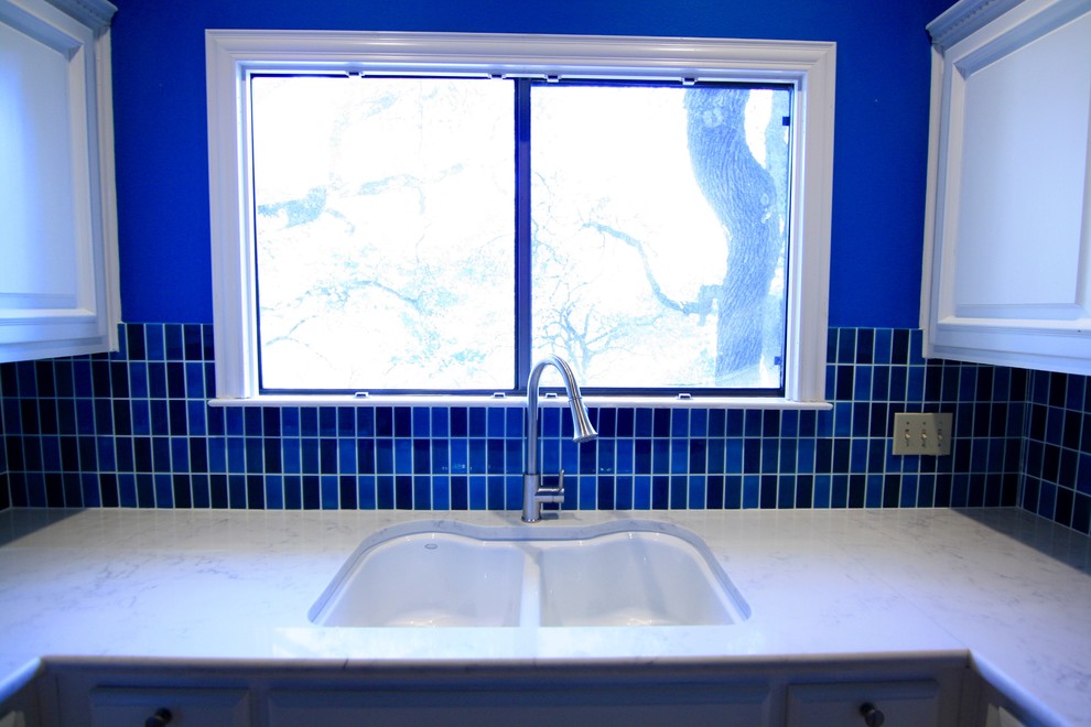 Esempio di una stanza da bagno design di medie dimensioni con ante con bugna sagomata, ante bianche e pavimento con piastrelle in ceramica