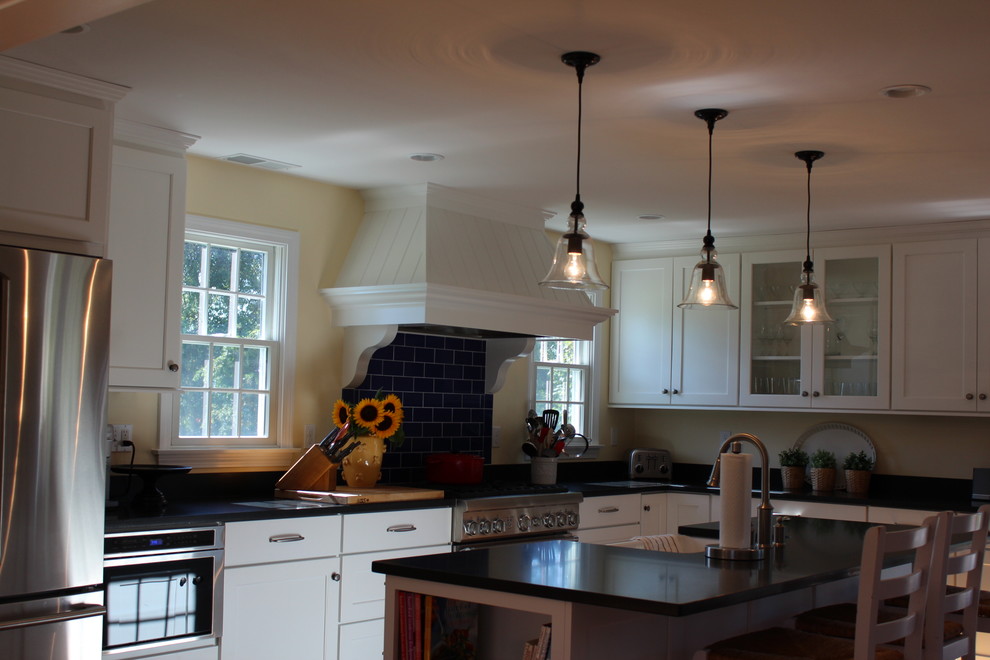 Idéer för att renovera ett lantligt kök och matrum, med en rustik diskho, skåp i shakerstil, vita skåp, granitbänkskiva, blått stänkskydd, stänkskydd i keramik, rostfria vitvaror, mellanmörkt trägolv och en köksö