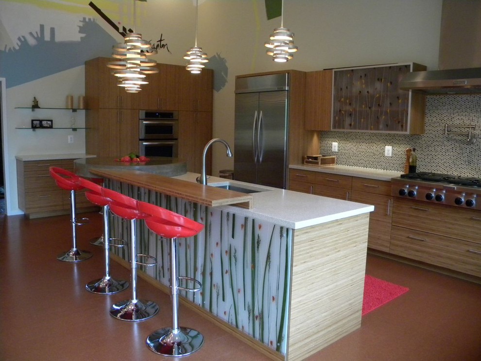 Diseño de cocina contemporánea con armarios con paneles lisos, puertas de armario de madera oscura, salpicadero con mosaicos de azulejos y electrodomésticos de acero inoxidable