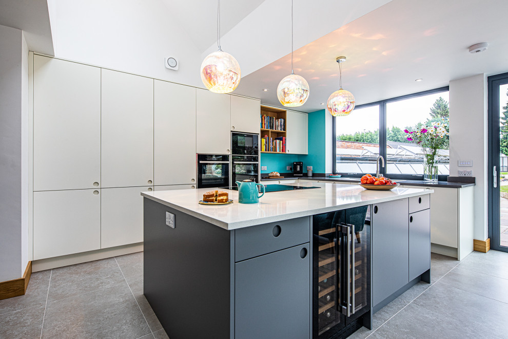 Esempio di un'ampia cucina minimalista con ante lisce, ante bianche, top in quarzite, pavimento grigio, top bianco e soffitto a volta