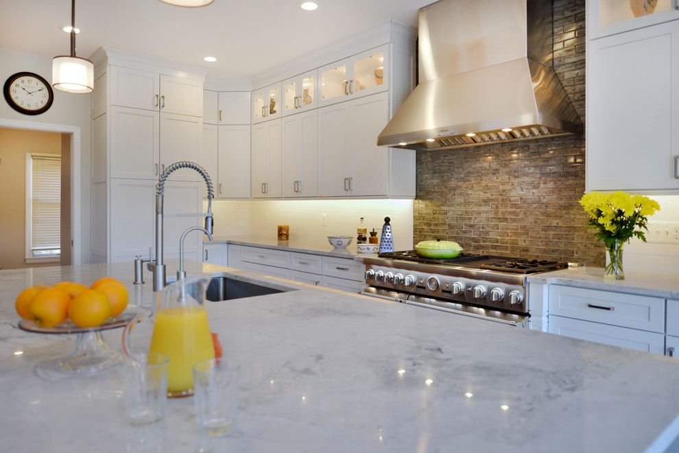 Inspiration for a large modern kitchen/diner in DC Metro with white cabinets, quartz worktops, glass sheet splashback, stainless steel appliances, light hardwood flooring, an island and white worktops.