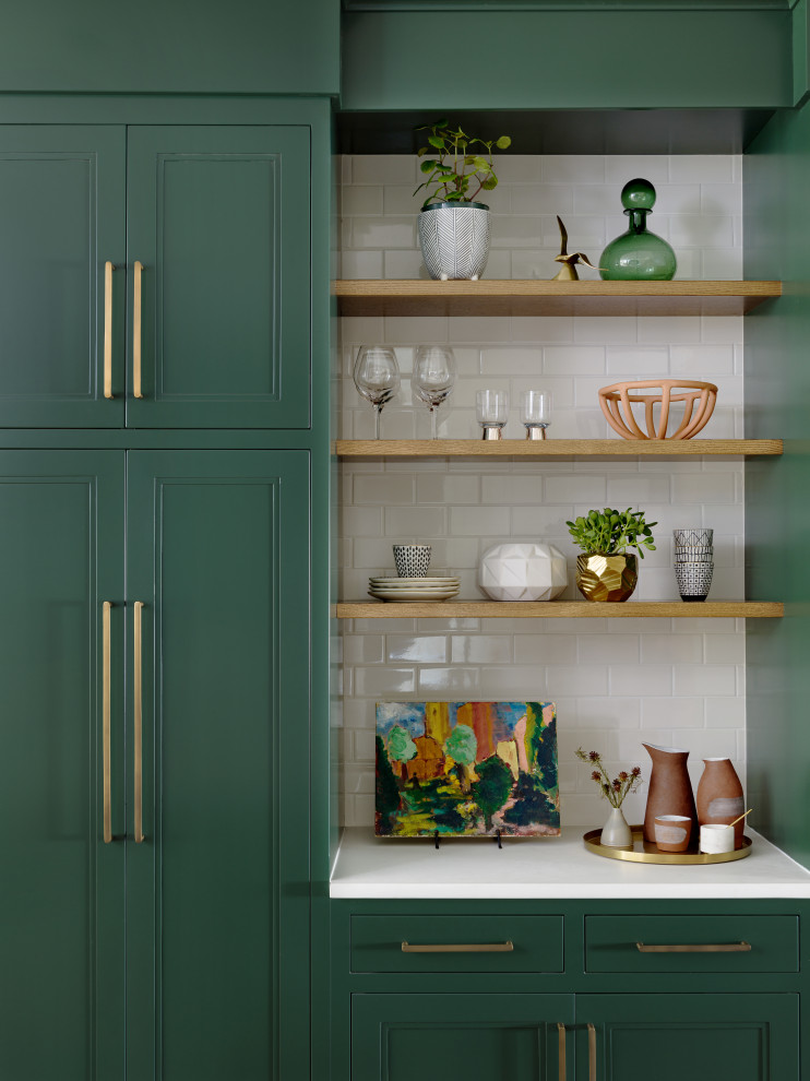 Foto på ett mellanstort skandinaviskt vit kök, med en undermonterad diskho, luckor med infälld panel, gröna skåp, bänkskiva i kvarts, vitt stänkskydd, stänkskydd i keramik, mellanmörkt trägolv, en köksö och brunt golv