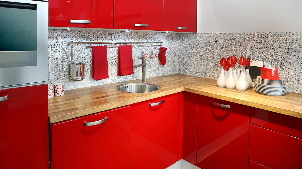 Inspiration för mellanstora moderna beige l-kök, med en enkel diskho, luckor med glaspanel, röda skåp, laminatbänkskiva, flerfärgad stänkskydd, rostfria vitvaror, klinkergolv i porslin och vitt golv