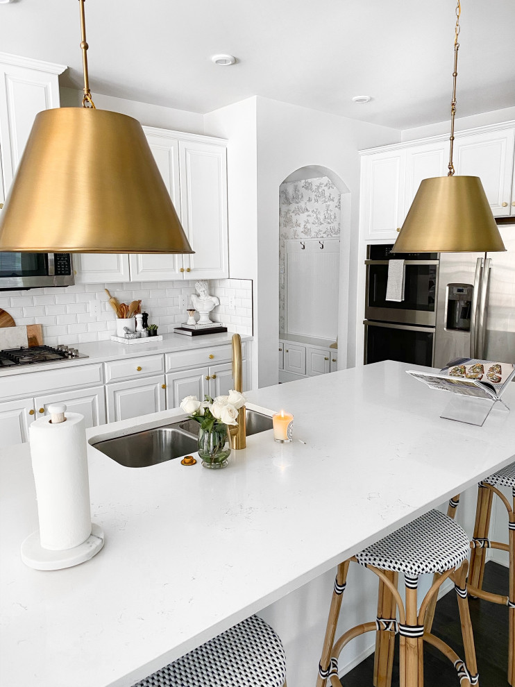 Immagine di una cucina di medie dimensioni con ante bianche, top in quarzite, paraspruzzi bianco, paraspruzzi con piastrelle diamantate, parquet scuro e pavimento marrone