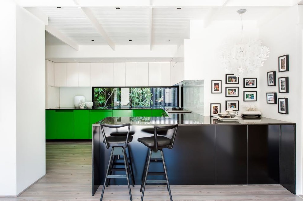 Moderne Küche in U-Form mit flächenbündigen Schrankfronten, Rückwand-Fenster, Halbinsel, beigem Boden und schwarzer Arbeitsplatte in Melbourne