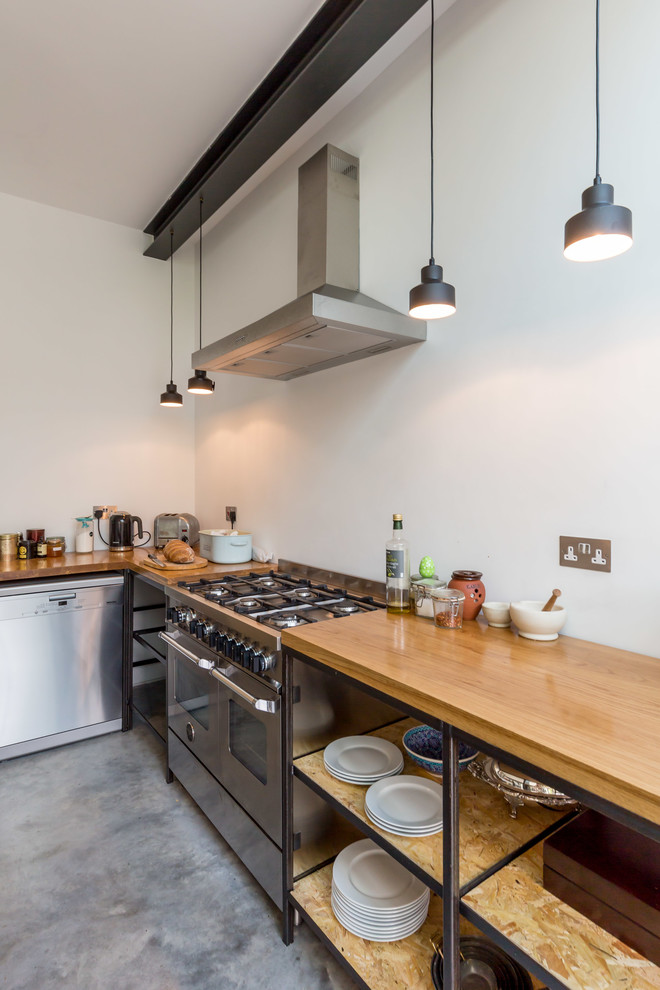 Idéer för att renovera ett mellanstort industriellt l-kök, med öppna hyllor, träbänkskiva, betonggolv och grått golv