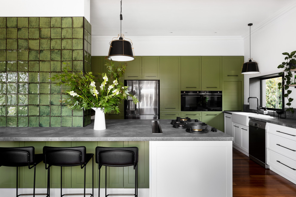 Moderne Küche in L-Form mit Landhausspüle, Schrankfronten im Shaker-Stil, weißen Schränken, schwarzen Elektrogeräten, dunklem Holzboden, Halbinsel, braunem Boden und grauer Arbeitsplatte in Melbourne