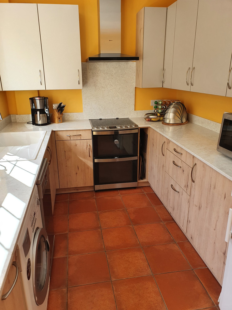 Idéer för att renovera ett avskilt, mellanstort funkis vit vitt u-kök, med släta luckor, skåp i mellenmörkt trä, bänkskiva i kvartsit och rött golv
