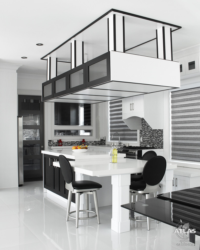 Idéer för att renovera ett mellanstort funkis kök, med en undermonterad diskho, skåp i shakerstil, vita skåp, marmorbänkskiva, grått stänkskydd, glaspanel som stänkskydd, rostfria vitvaror, marmorgolv och en köksö