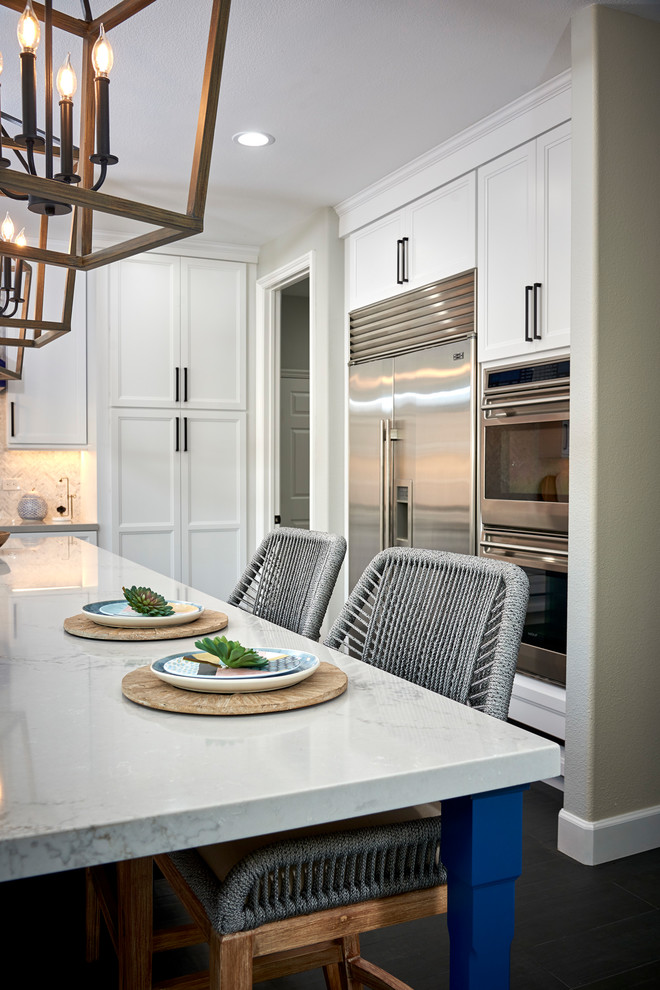 Exempel på ett stort maritimt grå grått kök, med en undermonterad diskho, skåp i shakerstil, vita skåp, bänkskiva i kvarts, vitt stänkskydd, stänkskydd i marmor, rostfria vitvaror, klinkergolv i porslin, en köksö och svart golv