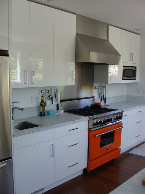 https://st.hzcdn.com/simgs/pictures/kitchens/brilliant-orange-range-adds-a-pop-of-color-sjandj-design-img~c6e1d8ff0f176cef_4-2513-1-fd80651.jpg