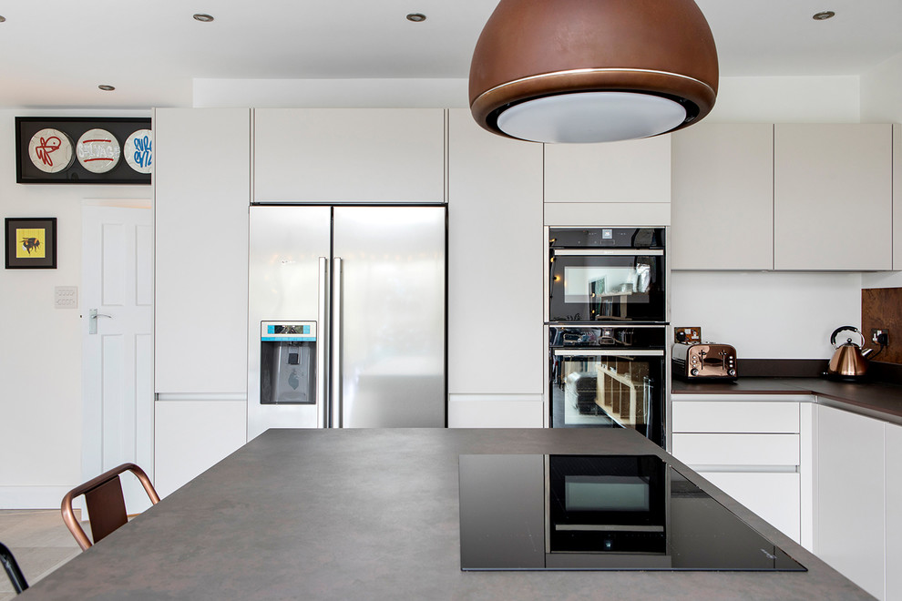 Idee per una cucina design di medie dimensioni con lavello sottopiano, ante lisce, ante beige, top in quarzite e elettrodomestici in acciaio inossidabile