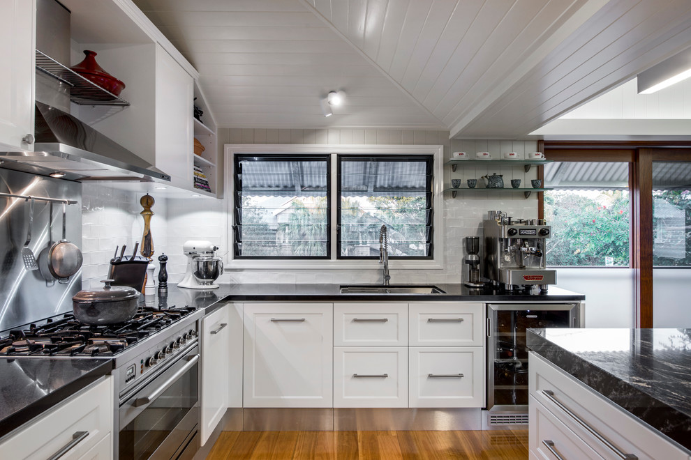 Moderne Küche mit Unterbauwaschbecken, Schrankfronten im Shaker-Stil, weißen Schränken, Küchenrückwand in Weiß, Rückwand aus Metrofliesen und Küchengeräten aus Edelstahl in Brisbane