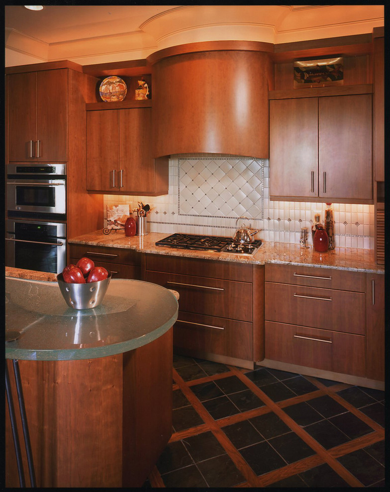 Foto på ett funkis kök, med en dubbel diskho, släta luckor, skåp i mellenmörkt trä, rostfria vitvaror och en köksö