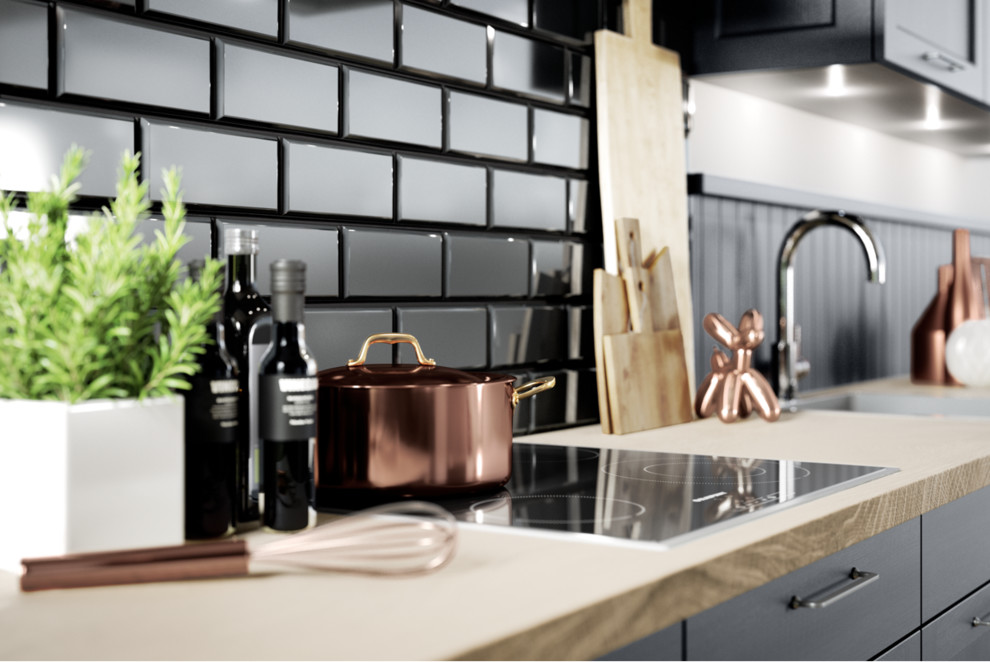 Exempel på ett mellanstort klassiskt brun brunt kök, med en enkel diskho, skåp i shakerstil, blå skåp, träbänkskiva, svart stänkskydd, stänkskydd i keramik, rostfria vitvaror, mellanmörkt trägolv och brunt golv