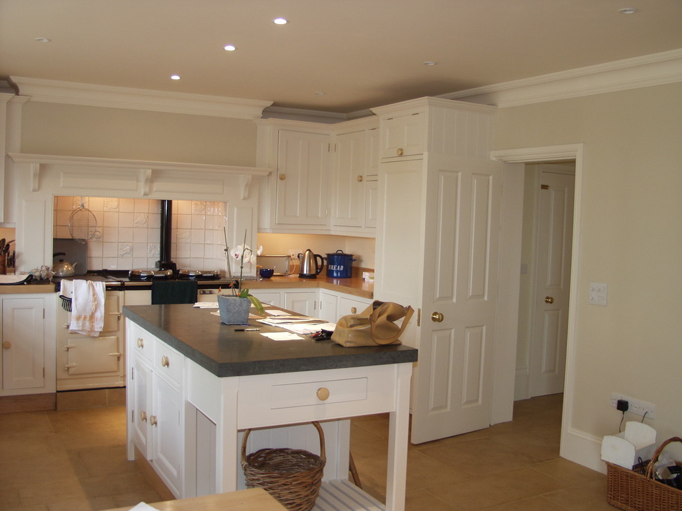 Example of a classic kitchen design in Oxfordshire