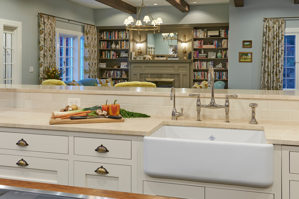 Bild på ett stort lantligt kök och matrum, med en rustik diskho, skåp i shakerstil, vita skåp, beige stänkskydd, stänkskydd i keramik, rostfria vitvaror, mörkt trägolv och en köksö