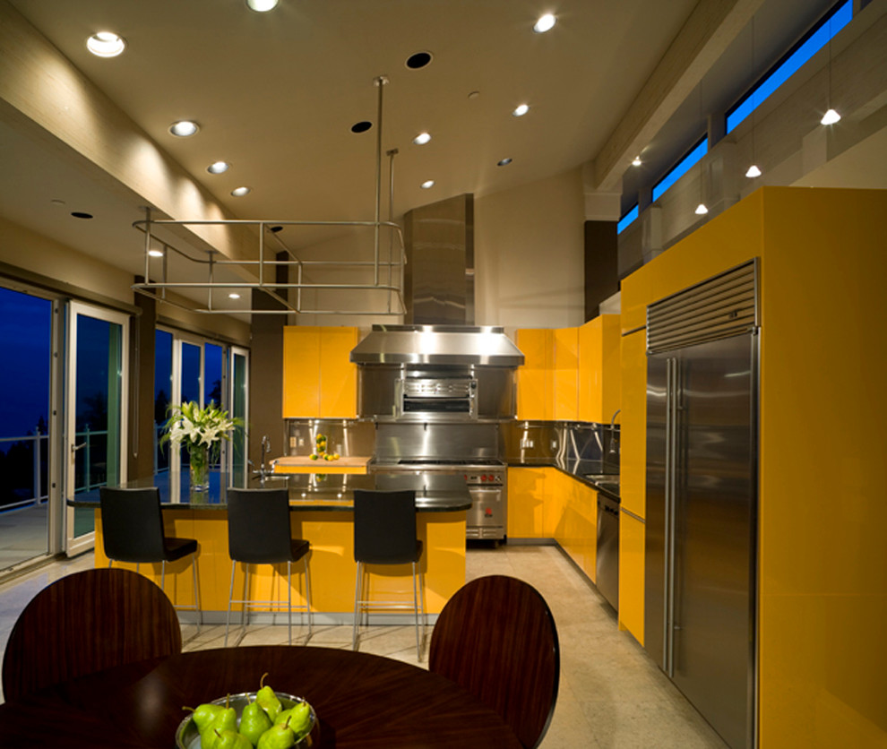 Esempio di una grande cucina moderna con ante lisce, lavello sottopiano, ante gialle, top in granito, paraspruzzi a effetto metallico, paraspruzzi con piastrelle di metallo, elettrodomestici in acciaio inossidabile, pavimento con piastrelle in ceramica e pavimento beige