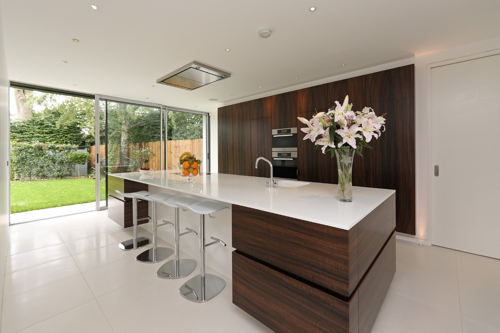 Esempio di una cucina design con ante lisce, ante in legno bruno e pavimento bianco