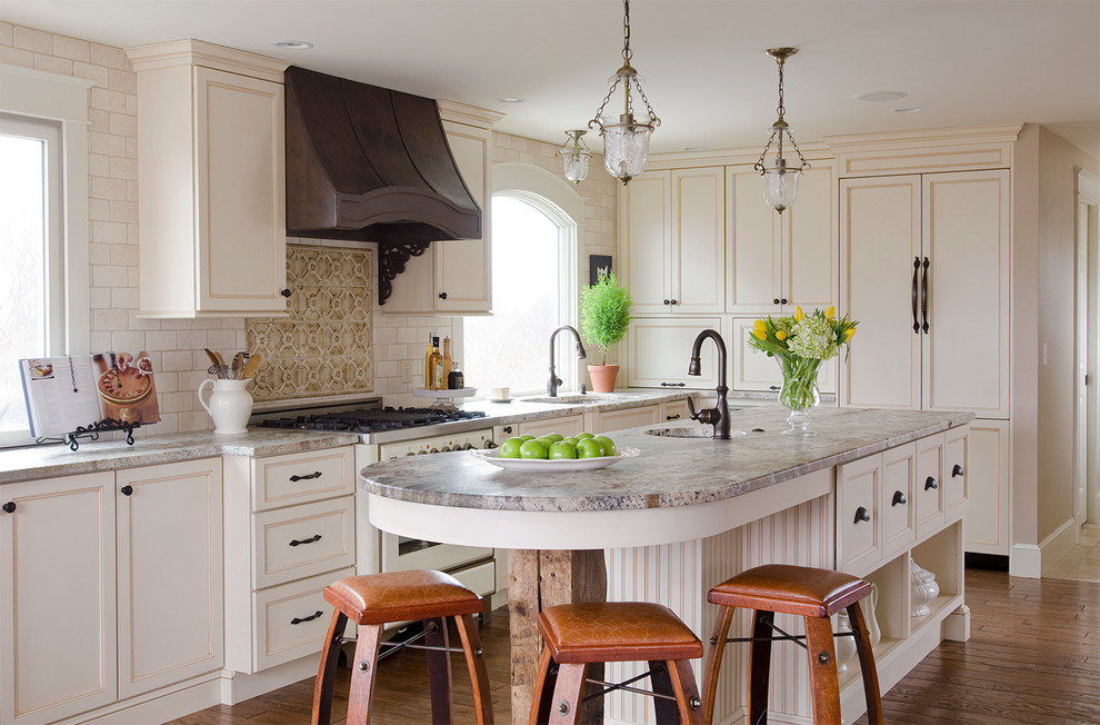 Klassische Küche mit Schrankfronten mit vertiefter Füllung, weißen Schränken, Küchenrückwand in Beige und Rückwand aus Metrofliesen in Portland Maine