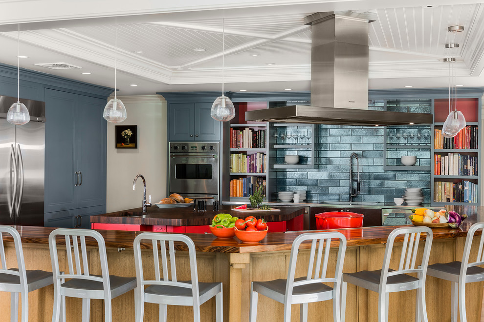Foto på ett stort funkis kök, med grå skåp, träbänkskiva, blått stänkskydd, stänkskydd i porslinskakel, rostfria vitvaror, mellanmörkt trägolv och flera köksöar