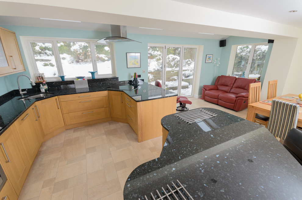 Cette photo montre une grande cuisine ouverte encastrable chic en U avec un évier 2 bacs, un plan de travail en granite, une crédence noire, un sol en linoléum et une péninsule.