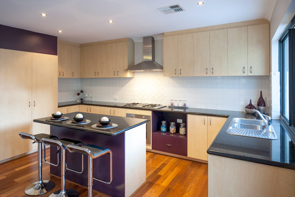 Moderne Küche in U-Form mit flächenbündigen Schrankfronten, weißen Schränken, Küchenrückwand in Weiß und Küchengeräten aus Edelstahl in Perth