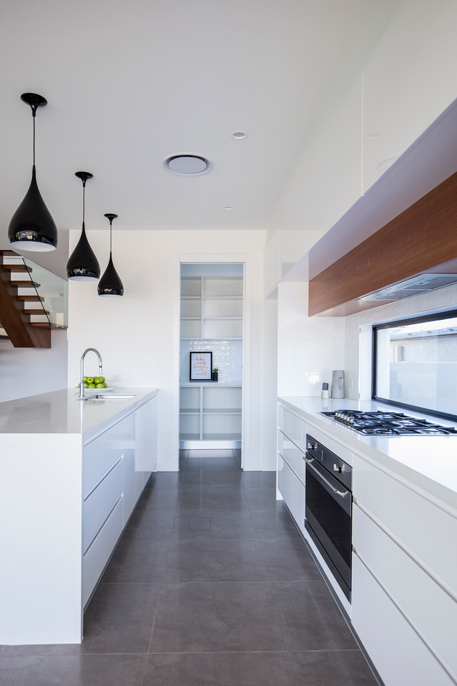 Zweizeilige Moderne Wohnküche mit Kücheninsel in Gold Coast - Tweed