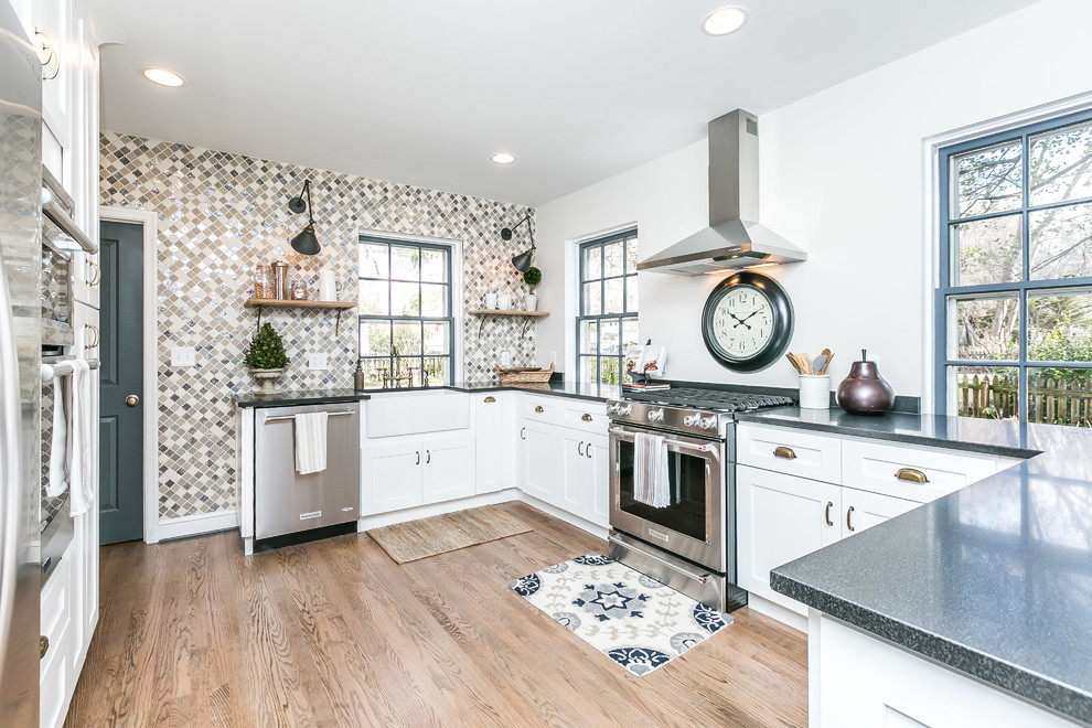 Exempel på ett stort klassiskt kök, med en rustik diskho, luckor med profilerade fronter, vita skåp, ljust trägolv, en halv köksö, flerfärgad stänkskydd, stänkskydd i mosaik, rostfria vitvaror och brunt golv