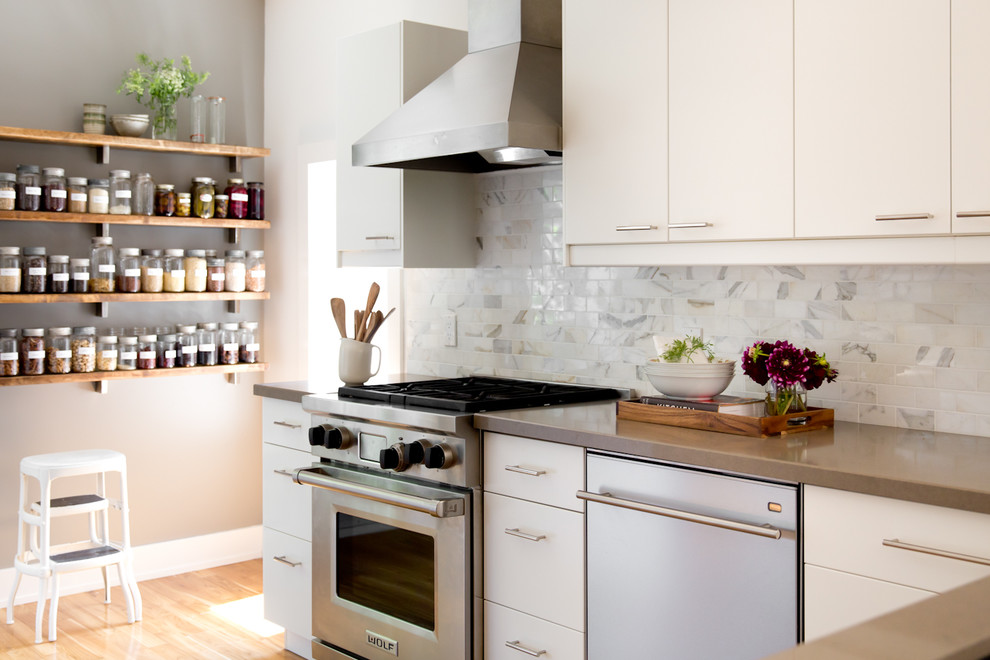 Moderne Küche mit Küchengeräten aus Edelstahl in Toronto