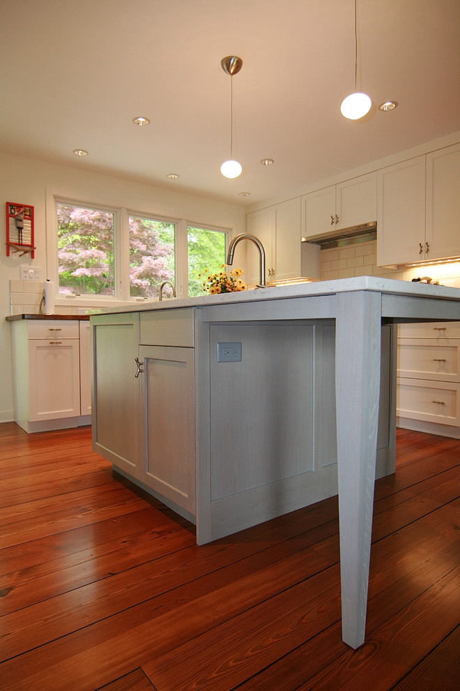 Immagine di una cucina design di medie dimensioni con ante lisce, ante blu, top in superficie solida e paraspruzzi bianco
