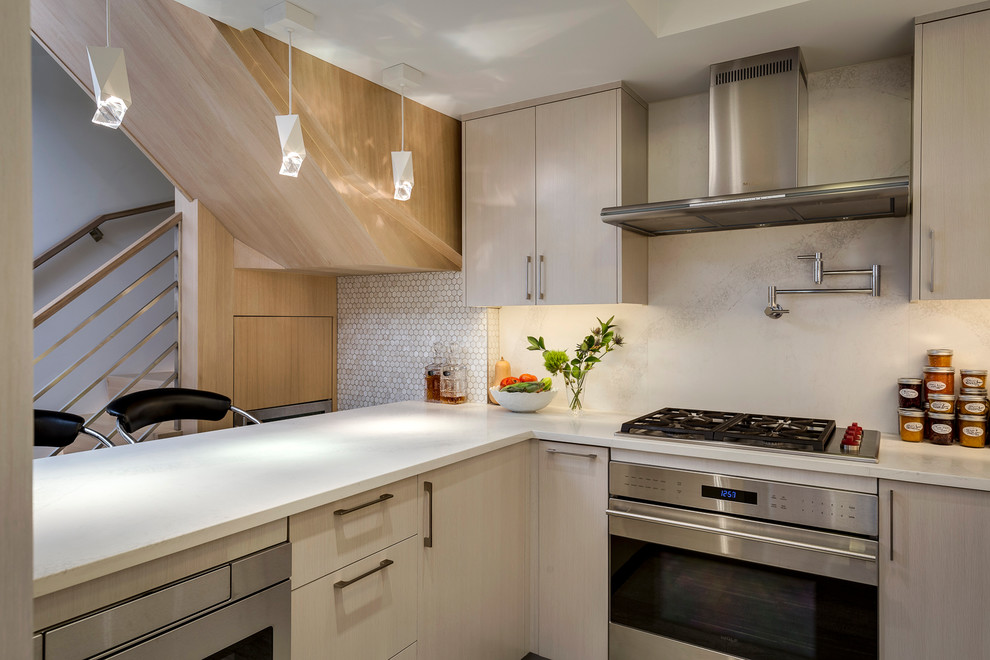 Immagine di una cucina design di medie dimensioni con ante lisce, ante beige, top in quarzite, paraspruzzi grigio e elettrodomestici in acciaio inossidabile