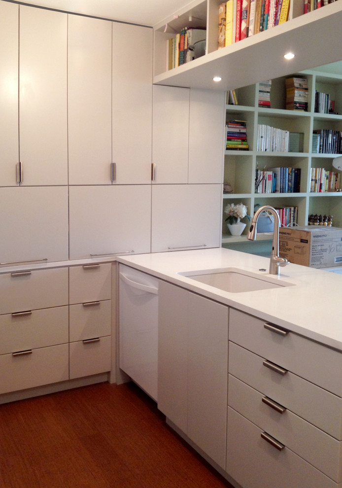 Idéer för att renovera ett litet funkis kök, med en undermonterad diskho, släta luckor, grå skåp, bänkskiva i kvarts, grått stänkskydd, stänkskydd i stenkakel, vita vitvaror, en halv köksö och mellanmörkt trägolv