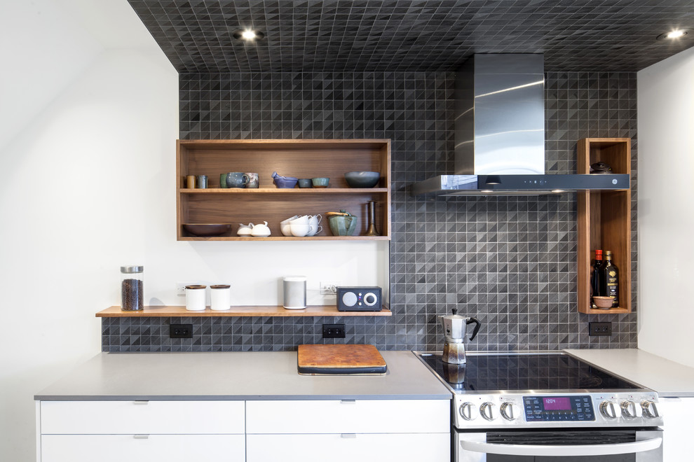 Foto på ett funkis linjärt kök, med släta luckor, vita skåp och en köksö
