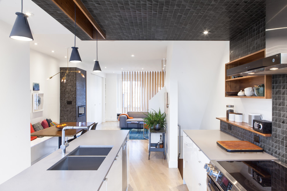 Foto de cocina lineal contemporánea con armarios con paneles lisos, puertas de armario blancas y una isla
