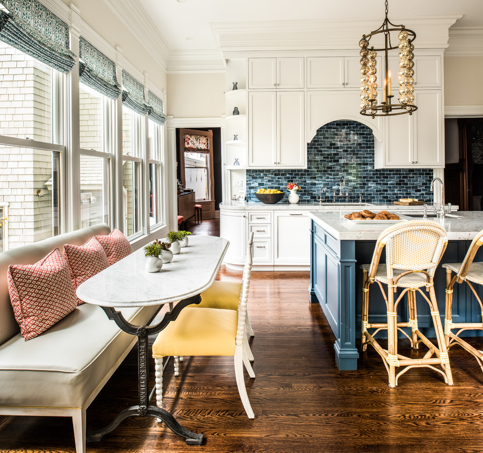 Klassische Wohnküche mit Unterbauwaschbecken, Schrankfronten im Shaker-Stil, weißen Schränken, Küchenrückwand in Blau, Rückwand aus Steinfliesen, dunklem Holzboden und Kücheninsel in San Francisco