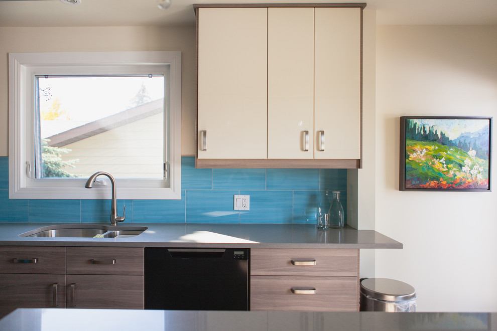 Bild på ett avskilt, mellanstort funkis l-kök, med en undermonterad diskho, släta luckor, vita skåp, bänkskiva i kvarts, blått stänkskydd, stänkskydd i keramik, svarta vitvaror, klinkergolv i porslin och en köksö