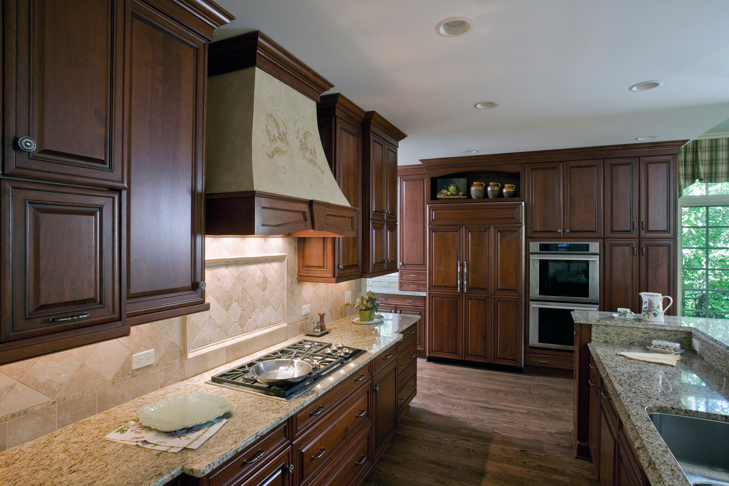 Brookhaven Cherry Cabinet Kitchen With Tumbled Stone Backsplash Traditional Kitchen Chicago By Orren Pickell Building Group Houzz