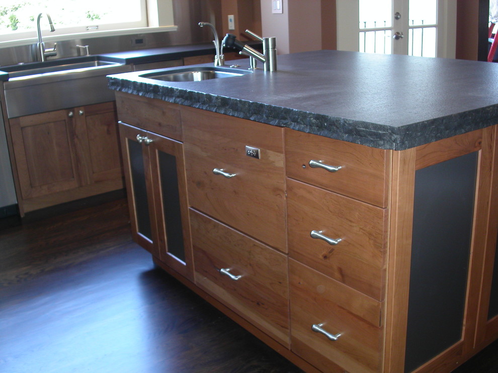 Kitchen - traditional kitchen idea in San Francisco