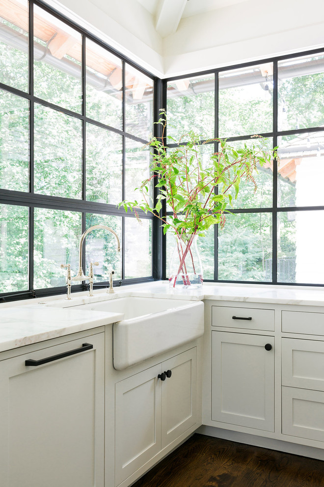 Foto de cocina clásica renovada con fregadero sobremueble, armarios estilo shaker, puertas de armario blancas y suelo de madera oscura