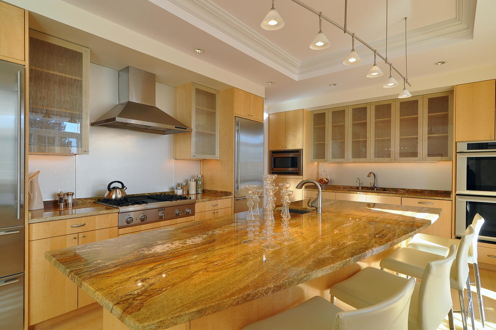 ボストンにあるトランジショナルスタイルのおしゃれなキッチン (ガラス扉のキャビネット、淡色木目調キャビネット、白いキッチンパネル、シルバーの調理設備) の写真