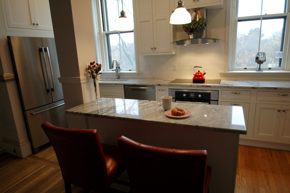 Exempel på ett modernt linjärt kök och matrum, med en undermonterad diskho, skåp i shakerstil, vita skåp, granitbänkskiva, vitt stänkskydd, stänkskydd i keramik och vita vitvaror