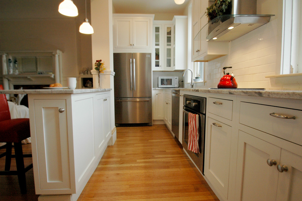 Idéer för att renovera ett funkis linjärt kök och matrum, med en undermonterad diskho, skåp i shakerstil, vita skåp, granitbänkskiva, vitt stänkskydd, stänkskydd i keramik och vita vitvaror