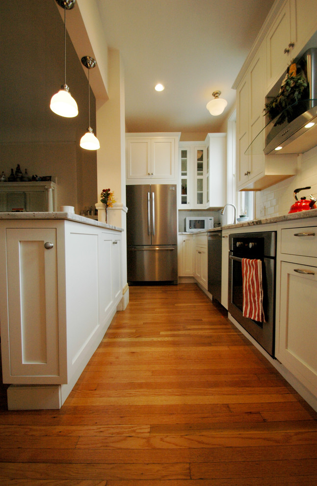 Foto di una cucina design con lavello sottopiano, ante in stile shaker, ante bianche, top in granito, paraspruzzi bianco, paraspruzzi con piastrelle in ceramica e elettrodomestici bianchi