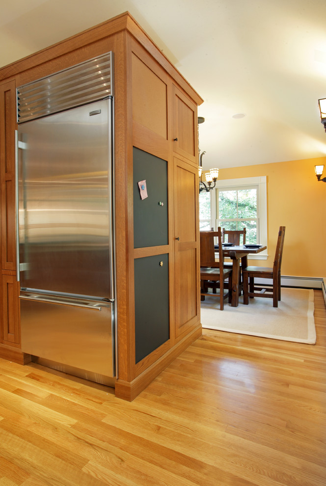 Foto de cocina tradicional con armarios estilo shaker, puertas de armario de madera clara y electrodomésticos de acero inoxidable