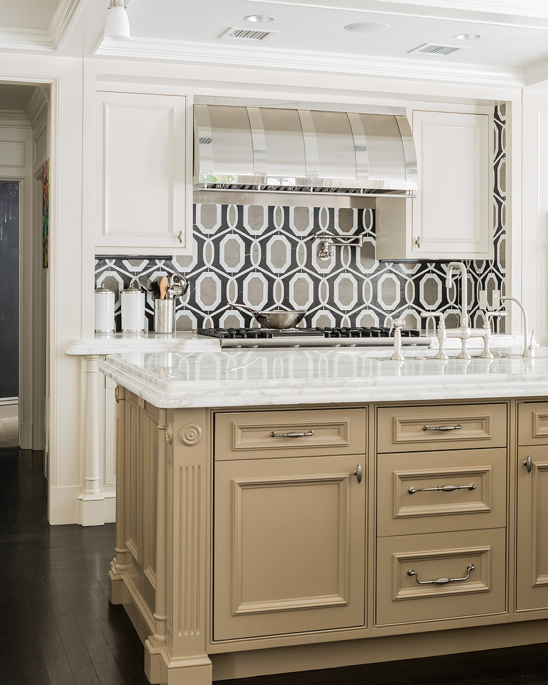 Exempel på ett stort klassiskt kök, med en undermonterad diskho, luckor med infälld panel, vita skåp, marmorbänkskiva, flerfärgad stänkskydd, stänkskydd i stenkakel, integrerade vitvaror, mörkt trägolv och en köksö