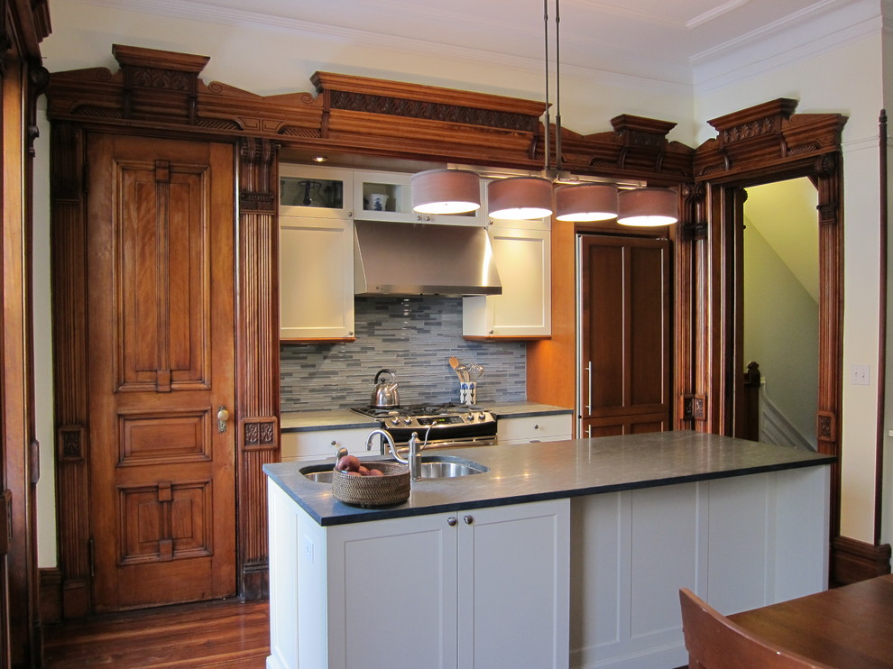 Inspiration för ett kök, med luckor med infälld panel, stänkskydd i stickkakel, en undermonterad diskho, vita skåp och blått stänkskydd