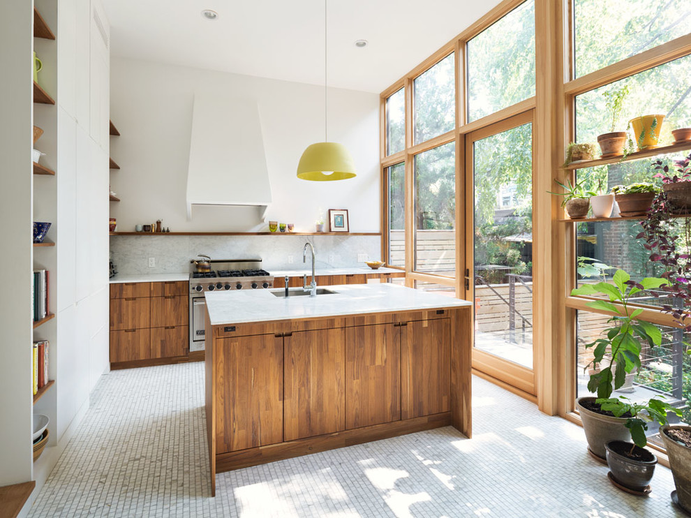 Immagine di una cucina design con lavello sottopiano, ante lisce, ante in legno scuro, paraspruzzi bianco, elettrodomestici in acciaio inossidabile, pavimento bianco e top bianco